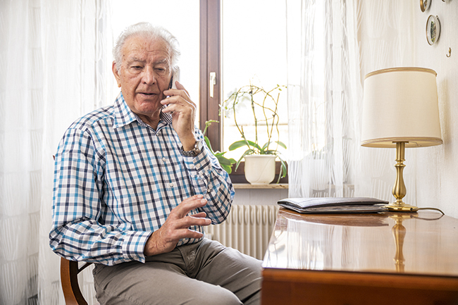 Seniore am Telefon